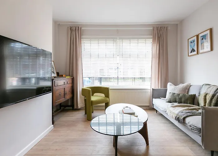 Spacious 4 Bedroom Home - Sleeps 8