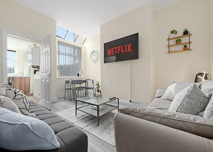4 Bedroom House Near City Centre Sleeps 10