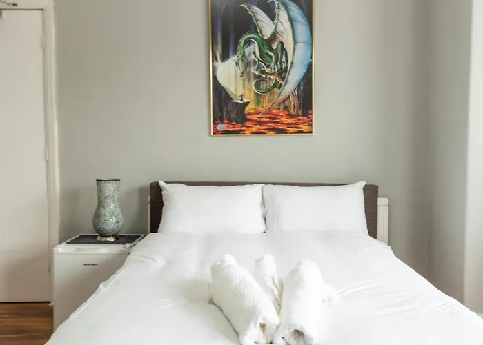 Spacious Suite 3 - Private Room For 3