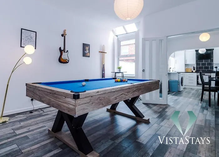 Modern Central 3 Bed With Pool Table And Parking