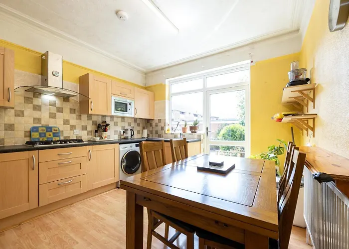 Guestready - Enchanting Life In Gorse Hill