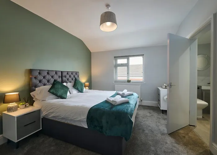 Stunning Two Bedroom Apartment In Denton Manchester By Eason Stays, Ideal For Contractors Working On Crown Point, With Free Parking