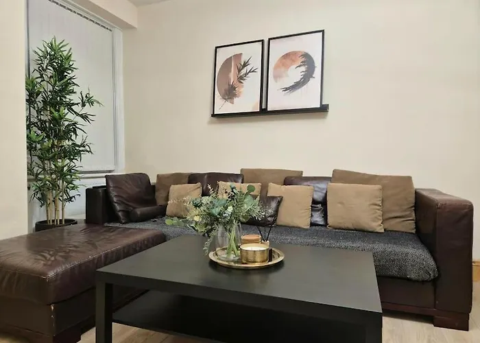 Large Four Bedroom House In Manchester Near Centre