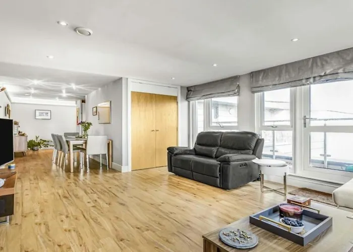 Large 4 Bed Flat
