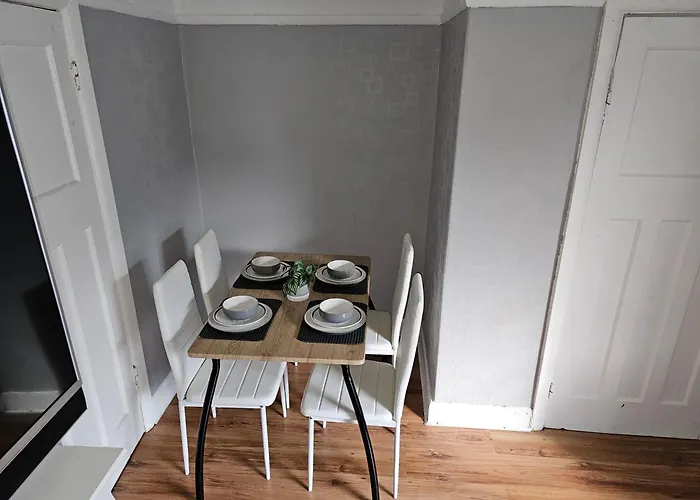 Bright 4-Bed House 15 Min To Manchester Centre