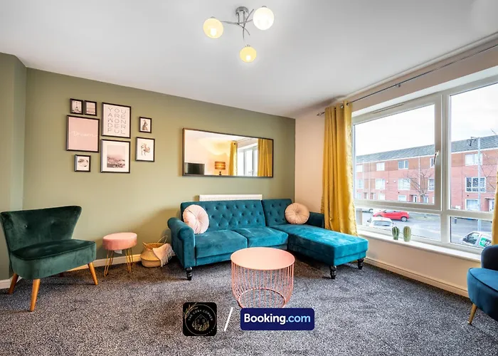 Cosy 4-Bed House, Garden, Free Parking & Wifi