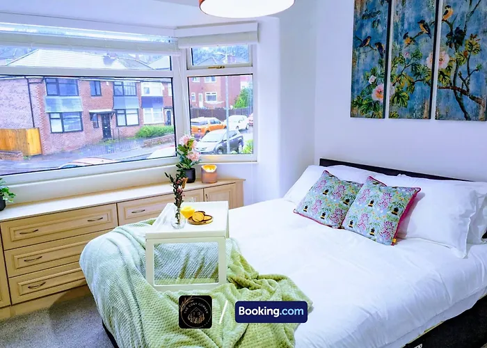 Modern 4-Bed House, Free Parking & Wifi In Swinton