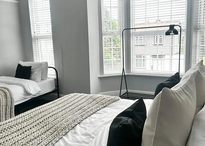 Victorian Stay - 5 Bedroom House