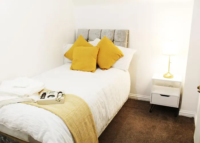 Cosy Spacious 4 Bedroom Town House With Shared Bathrooms, Living Space, Kitchen And Garden
