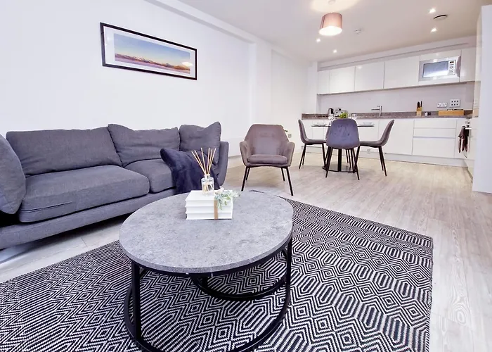 Cosy 2 Bed 2 Bath Apartment With Balcony In Salford