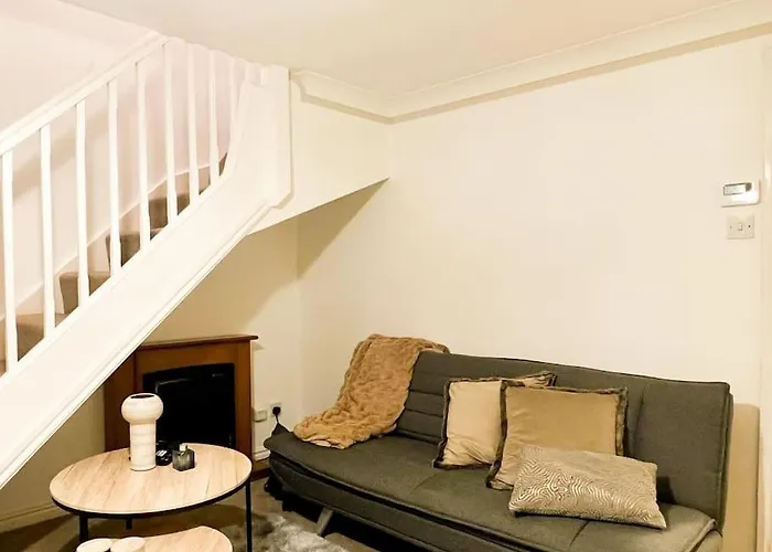 Simple House W- Free Parking By Manchester Airport - Free Drop-Off