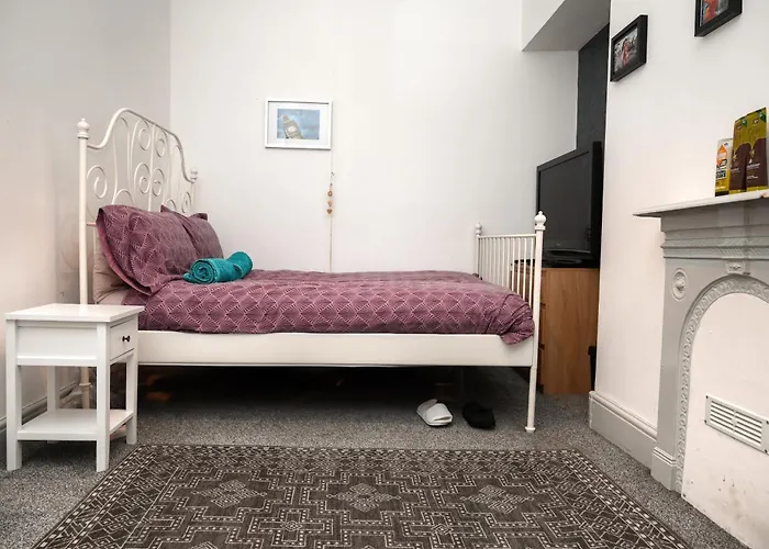 Audenshaw Spacious Double Room