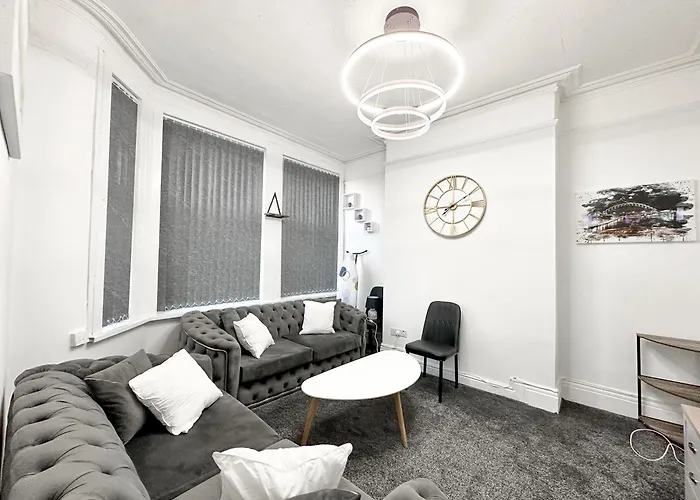 Large Home In Heart Of Bustling Levenshulme