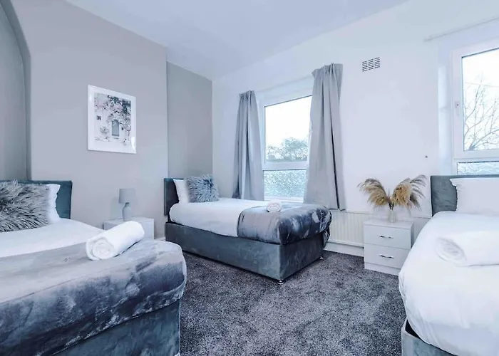 Comfy Four Bedroom House With Parking