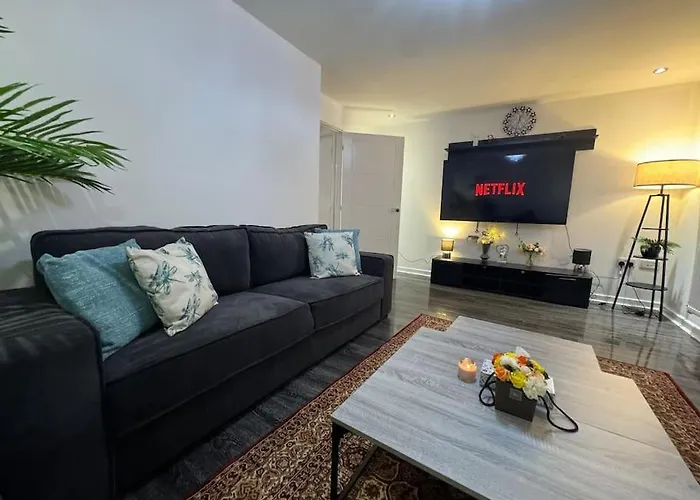 New Large Townhouse 3 Bedrooms 4 Beds And Parking