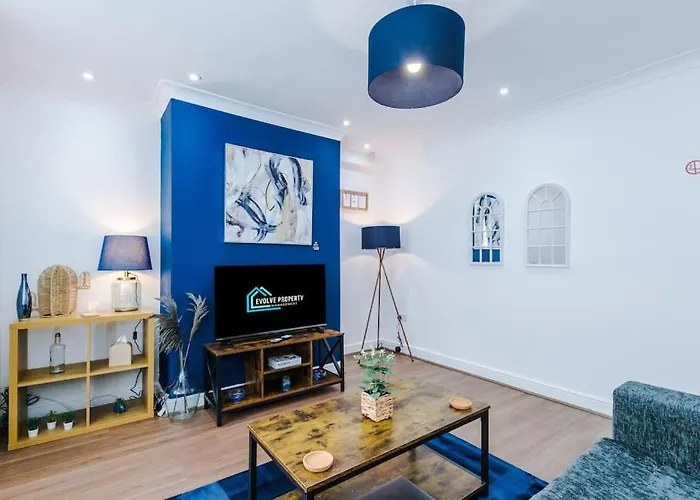 Stylish Home, Games Room, Sleeps 6, Large Driveway, Perfect For Groups