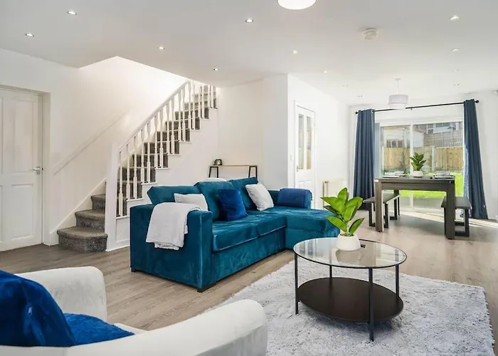 Spacious 4Bed Home, Sleeps 10, Pool Table, Parking, Perfect For Groups