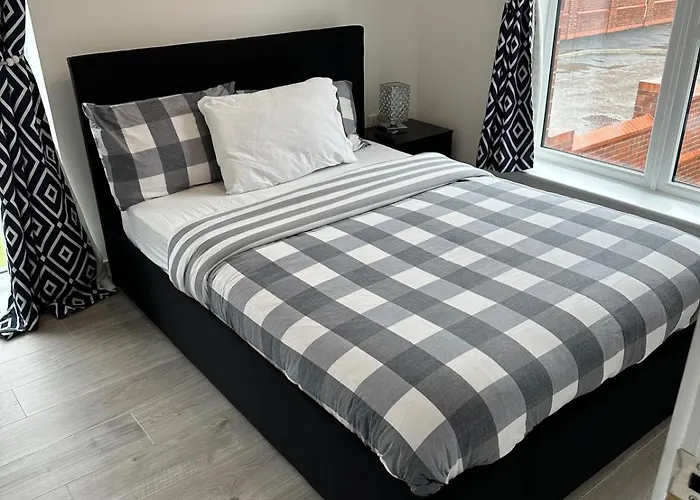 Lush Double Room With Shared Bathroom