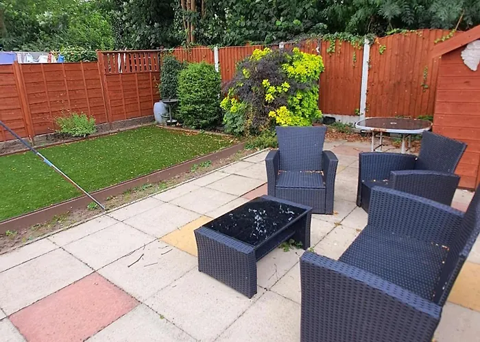 Dalton House - Three Bedroom Property Stretford Free Parking Near The Trafford Centre