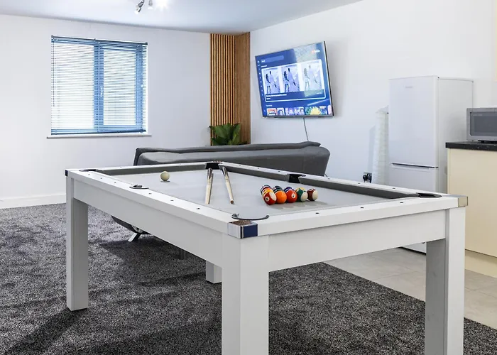 Spacious Ground Floor Apt Near Old Trafford Stadium