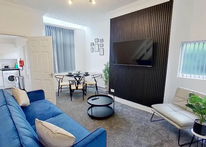 Salford-House-Sleeps6-Parking-Garden-Wifi
