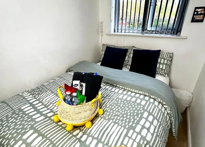 Cozy Private Room With Private Bathroom & Free Parking In Salford!