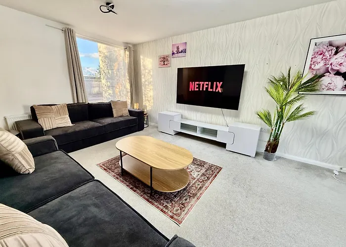 3 Bedroom House With Free Parking
