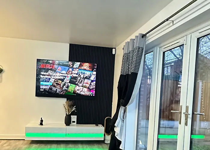 Private Bedroom In A Home Next To Coop Live And Eithad Stadium