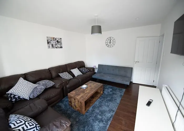 Spacious 3 Bed Home Manchester Airport Free Parking Sleeps 10