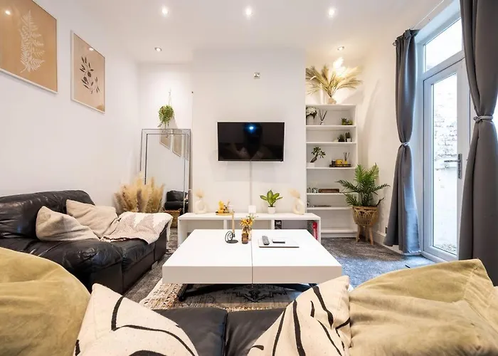 Central 4-Bed Retreat - Free Parking & Wifi