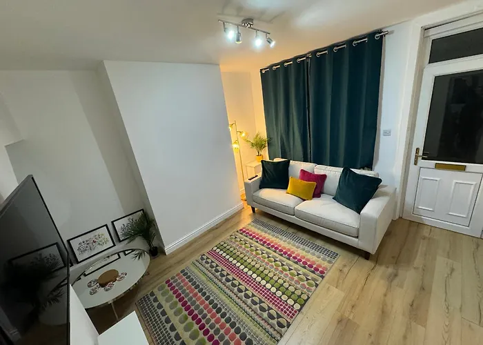 Levenshulme House - 2 Bedroom - Sleeps 6 - Free Parking & Wifi