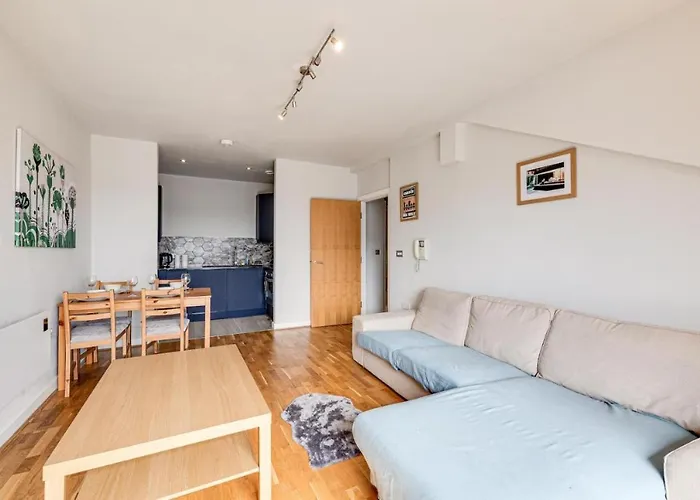 Large 2 Bed 2 Bath Central Manchester
