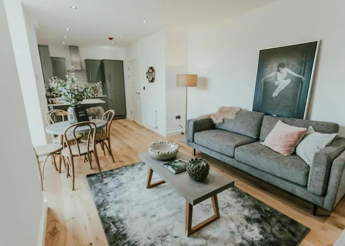 Lovely Chorlton Flat! 5 Seconds To Bus Stop & 2 Minutes To Tram Station
