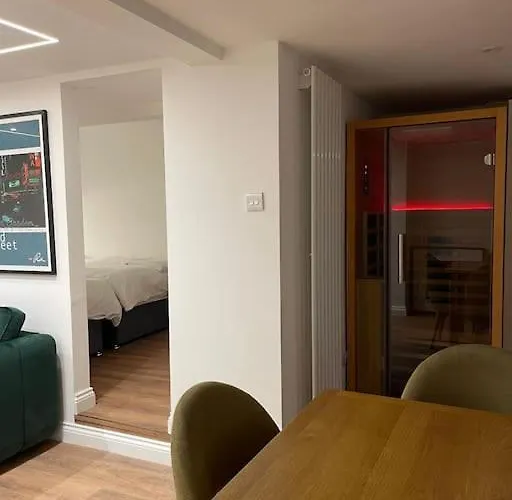Delrae Apartments