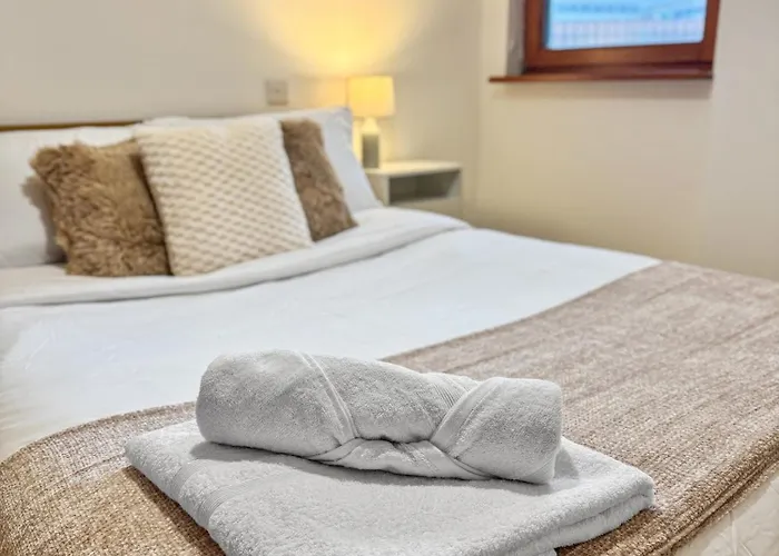 Cozy Apartment - 2 Beds, Sleeps 5, Free Parking!