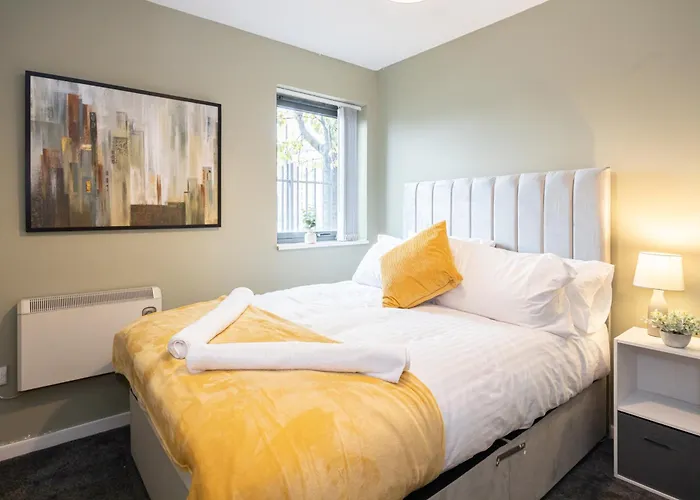 Manchester - Luxury Serviced Apartment, Close To Old Trafford, City Centre, Media City, Etihad, Coop Live, Ao Arena, Salford Quays, Sleeps Up To 6, With Free Private Car Parking