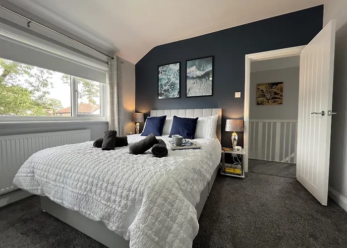 Modern 3-Bed Stay-Away-Home Sleeps 6 Nr Manchester