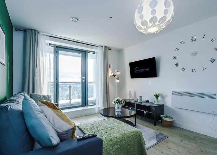 Stunning Apartment In Salford Quays, Dart Board, Balcony With Amazing Views, Sleeps 6