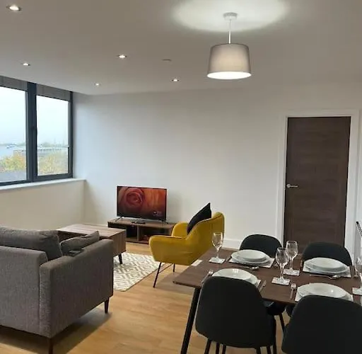 Modern & Spacious 2 Bed Apartment By Old Trafford