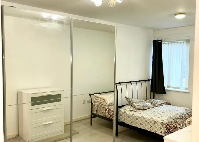 Luxury 2 Bed Manchester City Centre Apartment Close To Salford Quays - Secured Underground Parking Included