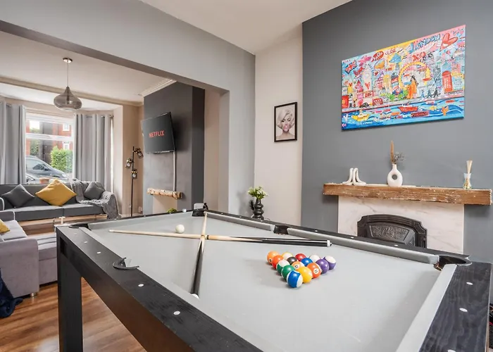 Modern & Spacious - Pool Table - Free Parking - Sleeps 10