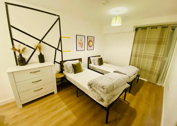 1 Big Stunning Bedroom In An Apartment Central To Piccadilly, Mancity Stadium, And Coop Live