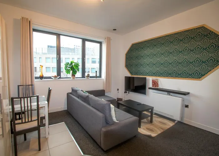 Ideal For Groups - Lovely 2 Bedroom Apartment - Free Parking, Transit Links, Close To Stadiums