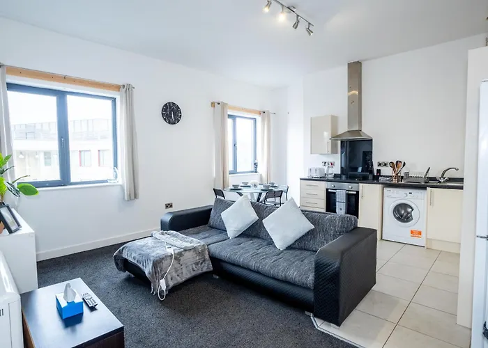 Quay House - Salford - 2Bdr Sleeps 7, Spacious & Quiet - Free Parking - Close To City Centre, Manchester United & The Lowry