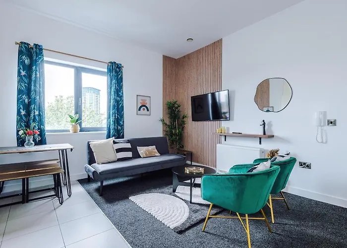 Free Parking, Sleeps 6, Spacious Home, Prime Salford Location