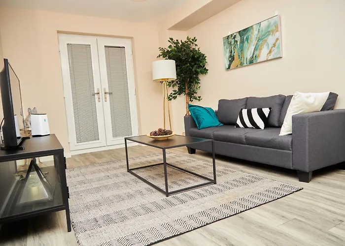 Deluxe And Cozy Two Bedroom With 1 Bathroom And Open Balcony