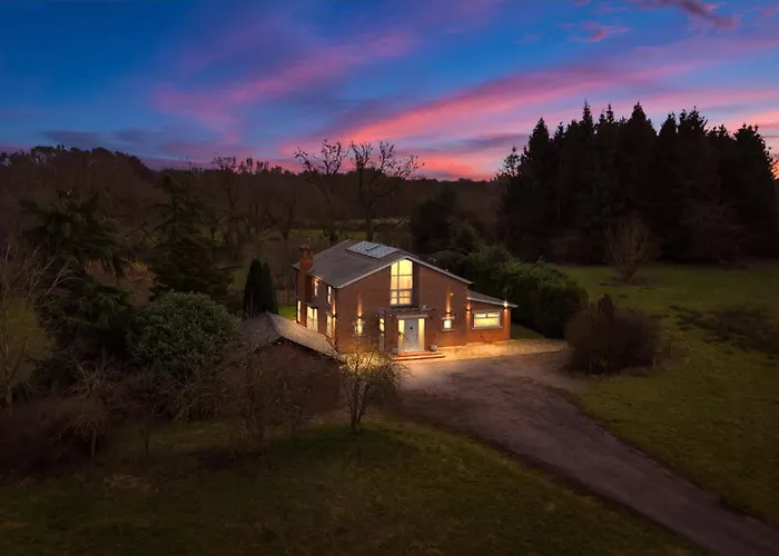 Manchester House Retreat - Sleeps 18
