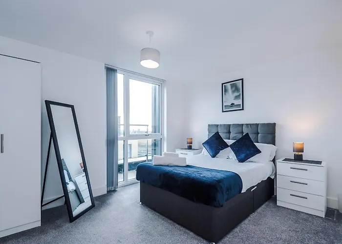 2 Bedroom Penthouse With Balcony By Host A Home
