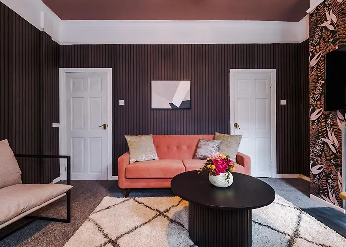 Newly Renovated 5 Bedroom Home-Manchester