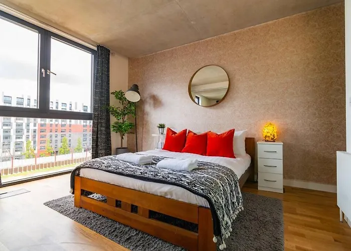 City Superhost - Beautiful Canal Facing Apartment